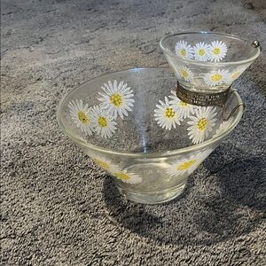 Glass chip and dip bowls with Daisy Design